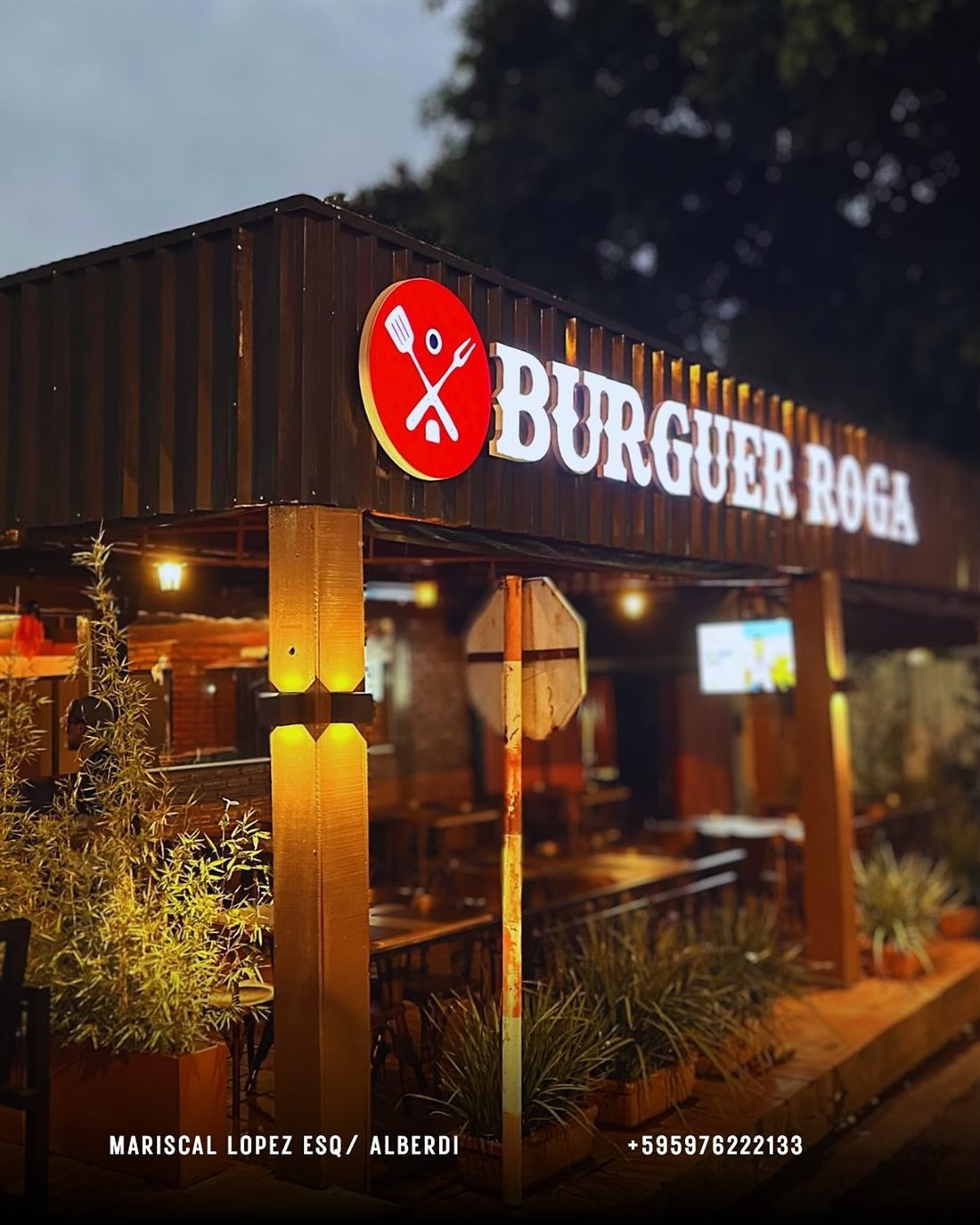 Fachada de Burguer Roga de noche