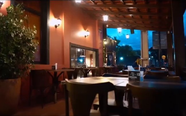 Galería interior con plantas y faroles