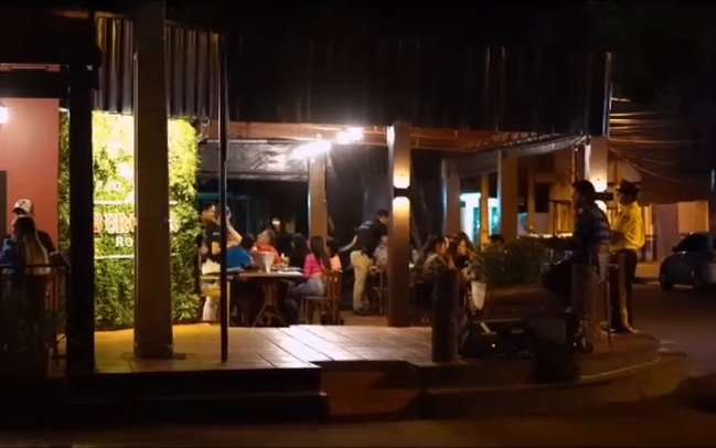 Terraza llena en una noche de Burguer Roga