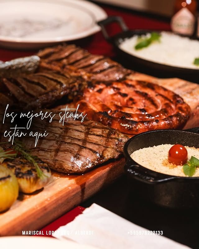Cena a la parrilla, cortes servidos en la mesa