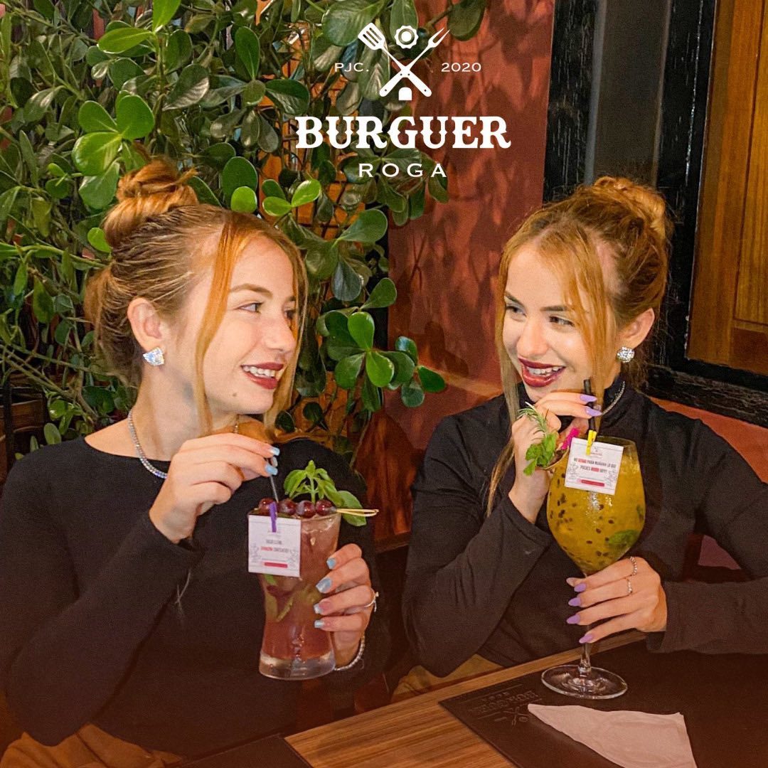 Amigas en Burguer Roga
