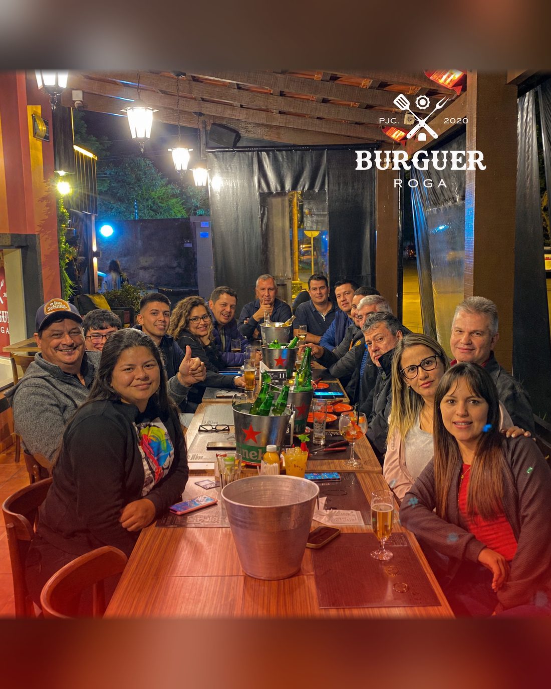 Grupo grande de amigos compartiendo la mesa en Burguer Roga