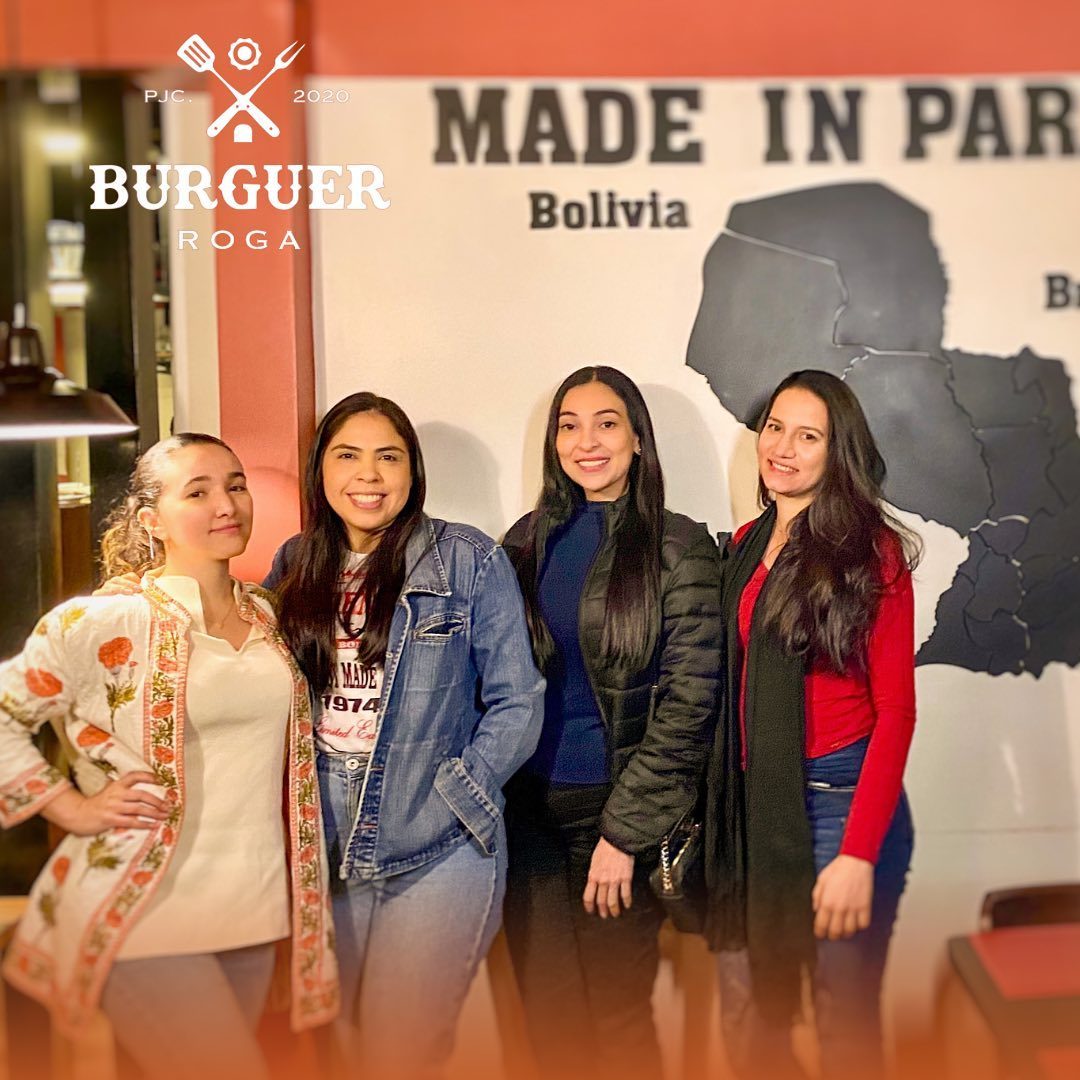 Grupo de clientes en Burguer Roga